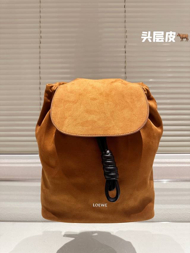 头层牛皮 这么时尚好看的双肩包是谁家的？ 原来这是 罗意威loewe新品 Flamenco 双肩包 有经典皮质和绒面革皮 轻便，可收纳电脑二等多物品，轻松出行