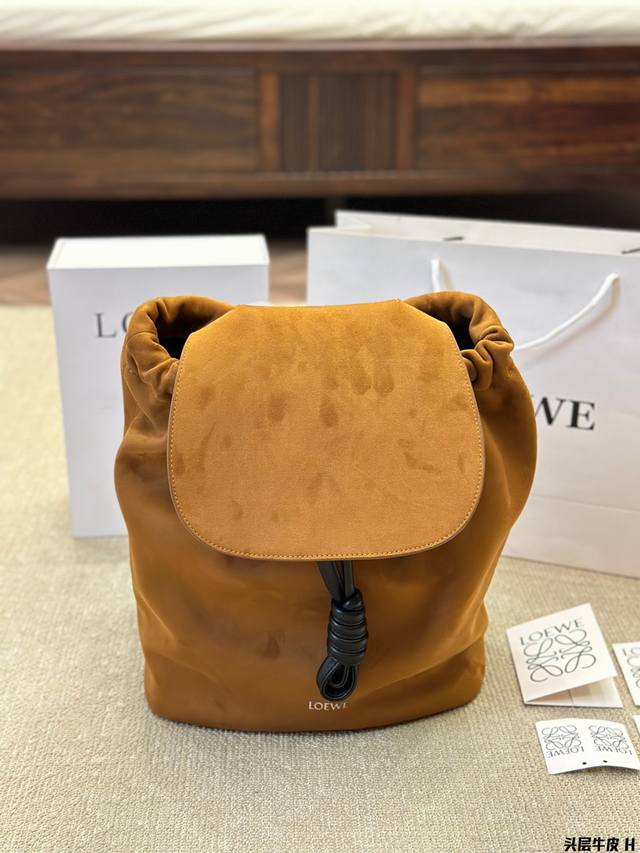 头层牛皮 这么时尚好看的双肩包是谁家的？ 原来这是 Loewe新品 Flamenco 双肩包 有经典皮质和绒面革皮 轻便，可收纳电脑二等多物品，轻松出行 流畅简