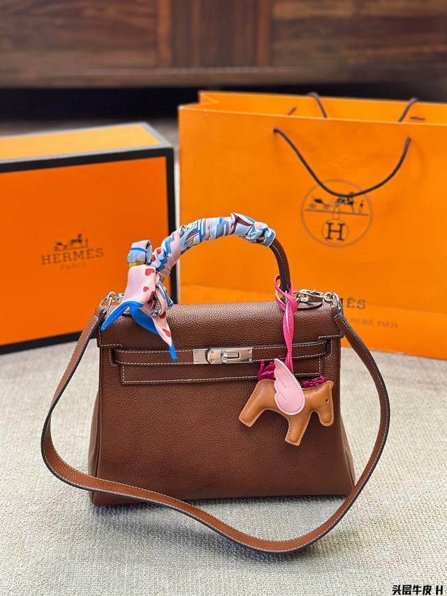 头层牛皮 进口头层荔枝纹牛皮 顶级货 不是地产货 Hermès 爱马仕 凯莉包 高端质量 专柜最新款进口荔枝纹 明星同款 原版质量 ，Hermès每个女孩的必备