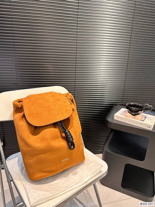 罗意威双肩 麂皮绒面革flamenco 背包自带复古千禧流线型实用日常设计，非正式学院风preppy Style在风格上更加复古、休闲、实穿 #罗意威 #Pre