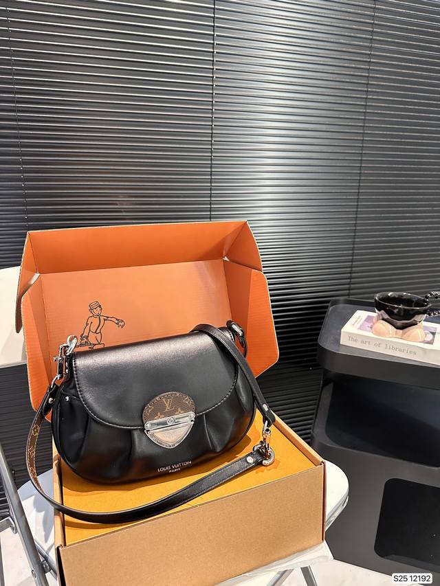 配飞机盒折叠盒子 Lv Sunset元宝腋下包 配延长带 可单肩可斜挎 真的好随性，布料柔软随意，更好搭。 真的是一眼爱上。 别看小小的，容量可是足足的！ 尺寸