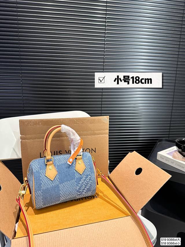 大号 小号 配飞机盒折叠盒子 Lv牛仔枕头包 春夏秀款系列,这次lv的款太可了,男女都可以背的款 ,酷酷帅帅可可爱爱~尺寸:大号25 18 小号18 13 货号 大号 小号 配飞机盒折叠盒子 Lv牛仔枕头包 春夏秀款系列,这次lv的款太可了,男女都可以背的款 ,酷酷帅帅可可爱爱~尺寸:大号25 18 小号18 13 货号