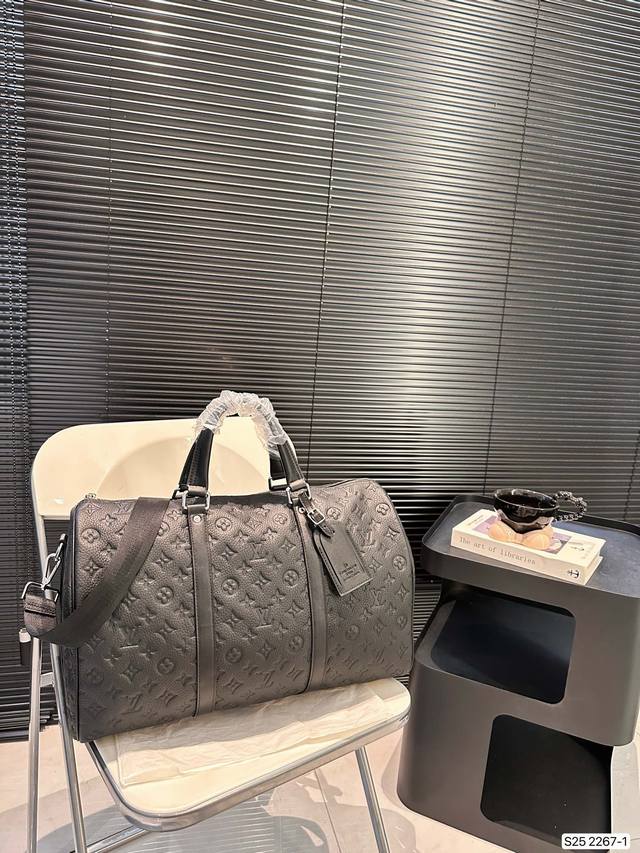 Lv旅行袋枕头包 春夏秀款系列，这次lv的款太可了，男女都可以背的款 ，酷酷帅帅可可爱爱～尺寸：45 27 货号2267-1