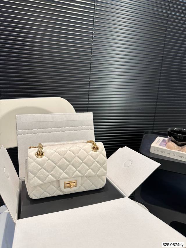 配飞机盒折叠盒子chanel 香奈儿cf包 超火爆时尚单品 高版本 做工精细 进口五金 让你无论是夏天还是冬天都能背上它出门 是不是性价比超级高 随便凹造型都是