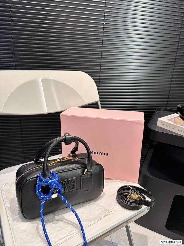 配折叠盒子 缪缪miumiu 保龄球手提包 轻轻松松高级感 包包手感巨好容量也很不赖 简单却又不失华丽 不要觉得会炸眼太高调了什么的 根本不会！ 在你的精简穿搭