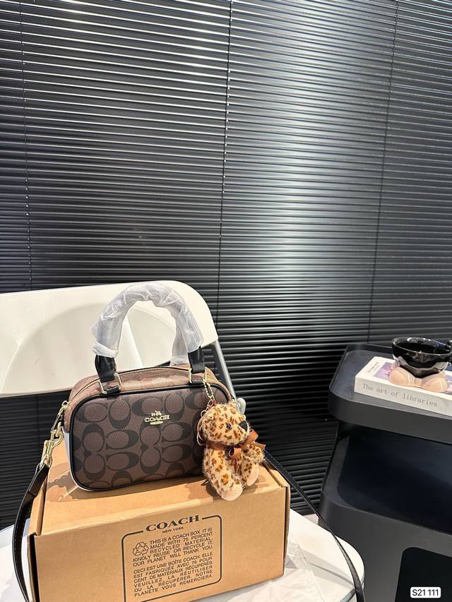 配飞机盒子 蔻驰相机包 Coach6月新品是你喜欢的小方包吗 Coach这次的新品好好看,很百搭的款式和颜色,还有长肩带能斜挎,包自身容量也非常大简直就是这个夏 配飞机盒子 蔻驰相机包 Coach6月新品是你喜欢的小方包吗 Coach这次的新品好好看,很百搭的款式和颜色,还有长肩带能斜挎,包自身容量也非常大简直就是这个夏