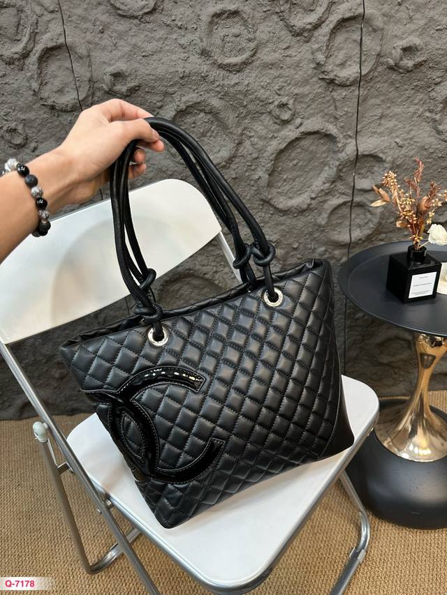 香奈儿康鹏托特包菜篮子 任何搭配都能够轻松驾驭 尺寸29.25Cm