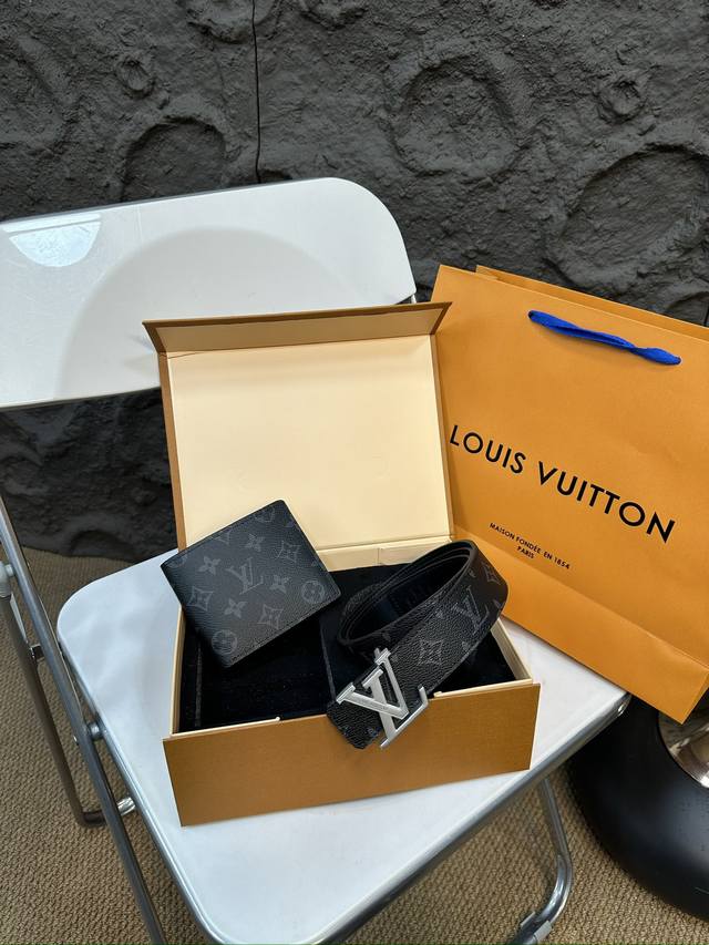升级版 Lv腰带钱包组合礼盒 腰带 嘿哈 原单牛皮皮带～热门款 皮带里面最火的啦～质量很好 全套包装！五金绝对不褪色 皮带头和专柜一样的哦～ 配礼盒手提袋发票