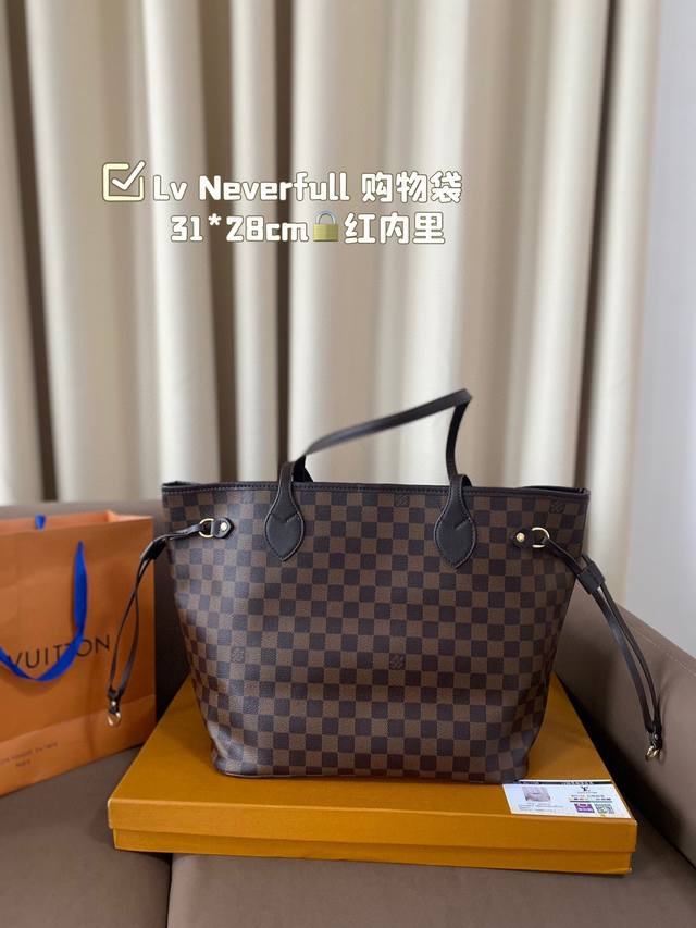 Lv购物袋neverfull 超级酷 太爱啦 购物袋届的天花板 被它的颜值惊艳到啦 简约大气 时髦感十足 尺寸31*28