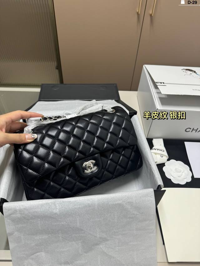 Chanel香奈儿cf羊皮纹银扣 优雅时尚就是它的代名词了吧 容量太足够了,出门逛街约会都可以。 D-29尺寸25.7.16折叠盒飞机盒 Chanel香奈儿cf羊皮纹银扣 优雅时尚就是它的代名词了吧 容量太足够了,出门逛街约会都可以。 D-29尺寸25.7.16折叠盒飞机盒