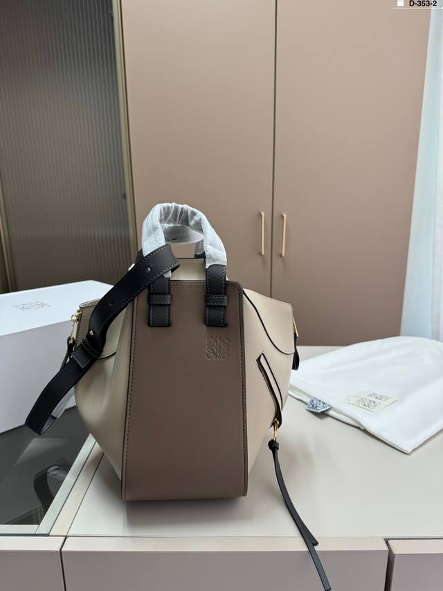 Lowe罗意威hammock吊床包 罗意威zui具代表性的高人气款 视觉上外观非常小巧可爱 D-353-2尺寸25.14.25折叠盒