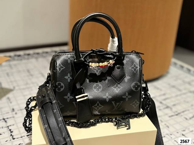 礼盒 Lv枕头包 又甜又酷 一整个爱住 百搭时尚 颜值超高 是每个潮酷女孩必入单品 尺寸:18.13