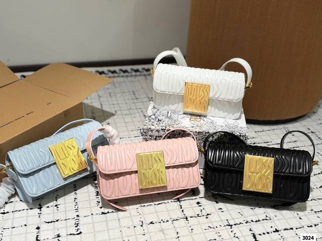 Dior这款腋下包太好背 一直很喜欢横版的包包 单肩背放在腋下长度刚刚好很舒适 横版的放手机和粉饼之类的 容量又比较大很好装东西 Miss Dior有很多颜色和