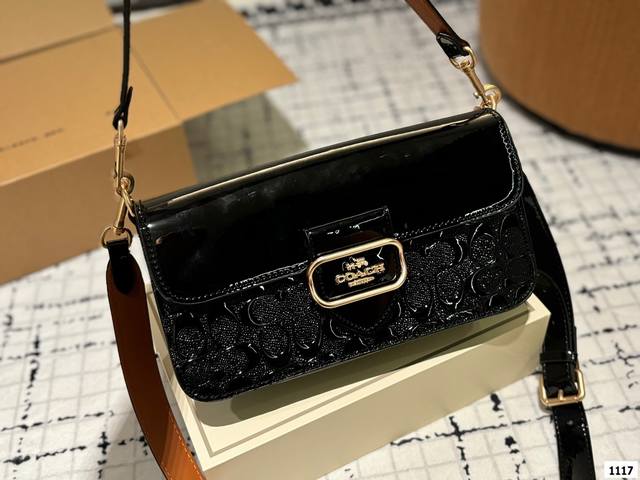 配折叠盒尺寸26.13 蔻驰 Coach Morgen 马鞍包 时髦拿捏住啦 不显老气好好搭啊 而旦貌美气质加成好高的呀~ 爱死了这份从容优雅