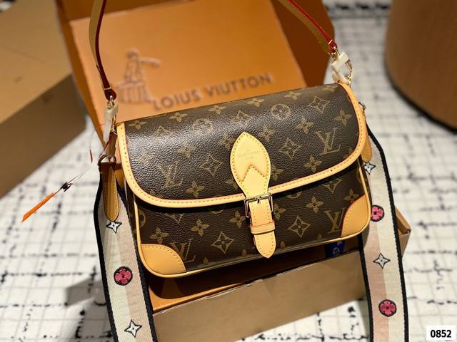 全套包装 早春系列新品 Diane法棍 配有一根皮肩带 可腋下背 一根刺绣肩带 可肩背斜跨 容量日常足够用 尺寸大25Cm