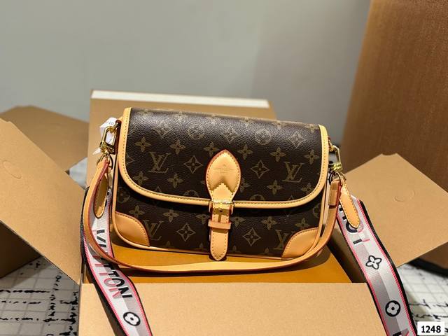 Lv法棍包穿搭也太好看了吧 无滤镜的上身实拍先 自从speedy20开始就种草了这个系列然后又特别喜欢 双肩带的配置让复古的气质中又带着时尚感搭配起来毫不违和并