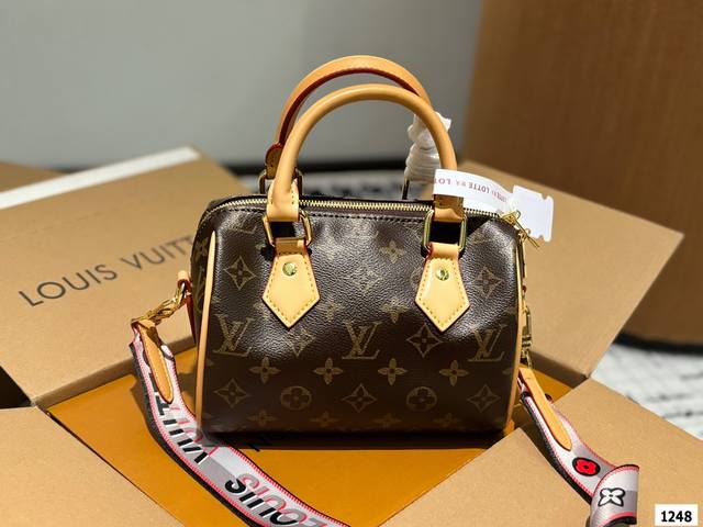 Lv 小枕头包 原单密封包装对nano Speedy尺寸相当小巧 所以搭配中尽显时尚靓丽迷人气质，但是携带轻盈，轻轻松松搭一款nano Speedy出门，它不仅