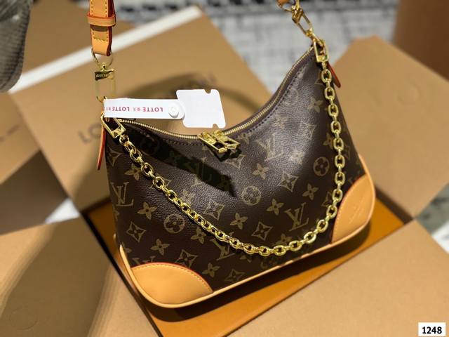 Size:29*16Cm L家 中古款牛角包 Vintage 经典单肩包 配置肩带链条 单肩斜挎都无敌好看百搭! Size:29*16Cm L家 中古款牛角包 Vintage 经典单肩包 配置肩带链条 单肩斜挎都无敌好看百搭!