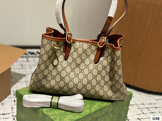 酷奇托特 Emblem 系列新品首发收纳党大爱大包有隔层新款的emblem首发，这是一款比较大的托特，肩带两侧是可以调节的，内衬是经典的gucci绿红绿颜色，并