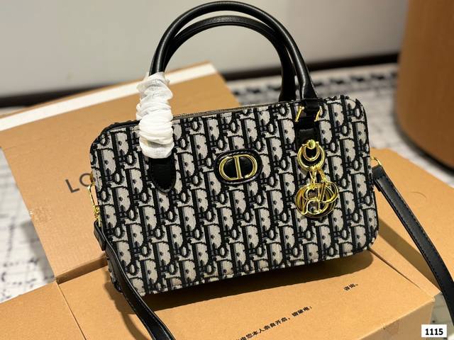 礼盒包装 Dior 中古 保龄球 手提包 单肩斜挎款 这款包真的很简单 越看越好看 容量非常感人 轻松装纳日常随身物品 这只包真的要安利大家 简直是搭配神器k！