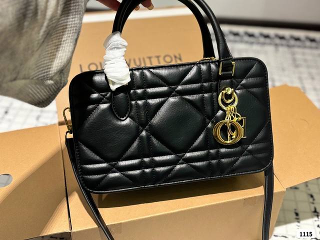 礼盒包装 Dior 中古 保龄球 手提包 单肩斜挎款 这款包真的很简单 越看越好看 容量非常感人 轻松装纳日常随身物品 这只包真的要安利大家 简直是搭配神器k！