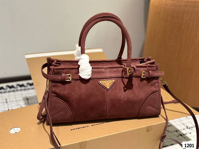 配盒尺寸32.16 普拉达 Prada Lux Softbog 手提斜挎包 散发出古典气息，配有一条可拆卸调节的长肩带，方便不同场合搭配，容量空间非常大，巨巨好