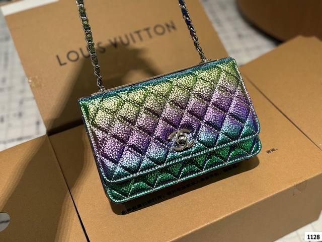 折叠礼盒 Chanel 人鱼姬 镭射渐变发财包 还没上新时候就一眼看中了，颜色很特别，渐变金属粉。链条很美很有分量！容量很大 背在身上做搭配也很好看哦f！尺寸2