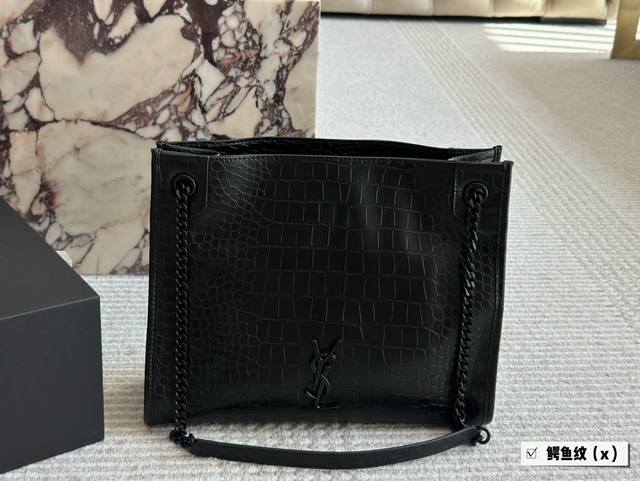 Ysl购物袋 全套包装 Niki Shopping Bag,延续niki风格采用抓皱油蜡牛皮及logo使用真皮包裹设计;包袋中间有磁吸扣，保障了包包使用的安全性