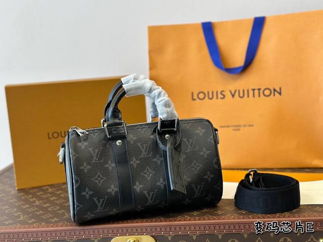 全套包装 Lvkeepall枕头包 新款 手提 斜挎 尺寸25Cm 男女通用哦