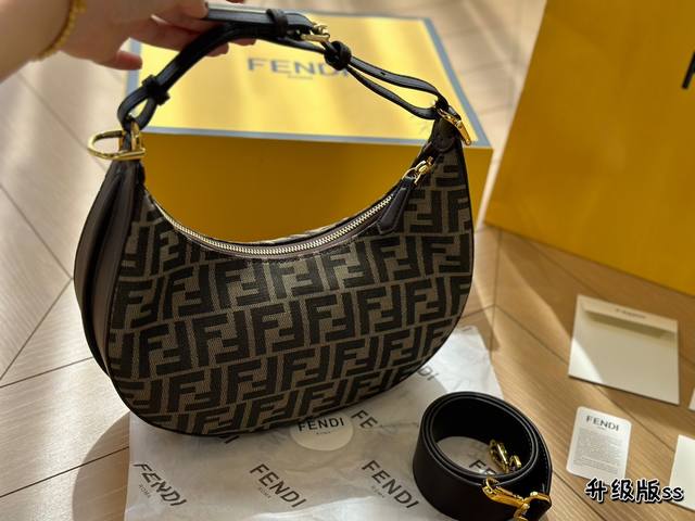 折叠盒 Fendi 春夏 Fendigraphy半月 包j Fendi 春夏季全新fendigraphy手袋的来 咯圖期待已久~秀上就相中了这款回回画 猛的一看