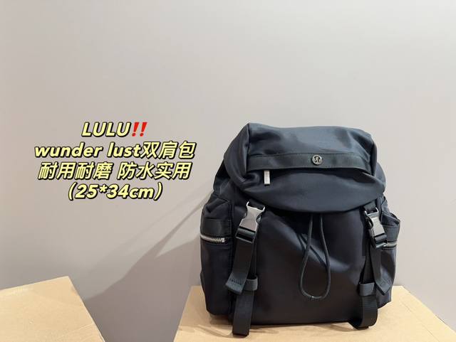 尺寸25.34 Lulu Wunder Lust 双肩包 这款包包的设计就很lulu风,面料是科技防水面料,耐用不易磨损!外侧可以调节环型绑带,可以固定外套,顶 尺寸25.34 Lulu Wunder Lust 双肩包 这款包包的设计就很lulu风,面料是科技防水面料,耐用不易磨损!外侧可以调节环型绑带,可以固定外套,顶