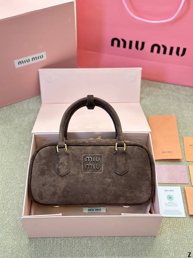 头层牛皮 Miumiu秋冬新款 麂皮保龄球包 南瓜色 保龄球包小号麂皮南瓜黄 这款秋冬款麂皮保龄球包超绝，一定要推荐给你们！经典大气的保龄球包造型设计给整体增添