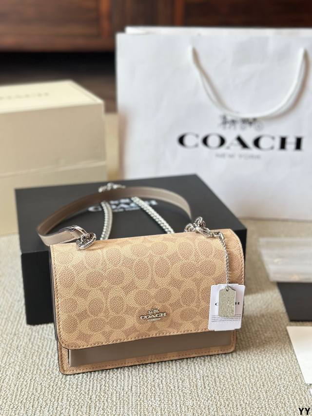 牛皮版本 C家新款klare翻盖小方包 这款包包看起来，可以说是非常的精致优雅，经典的同时又不失设计感。侧面采用了蛇纹包边,个性又有气质,金属五金链条,但是非常