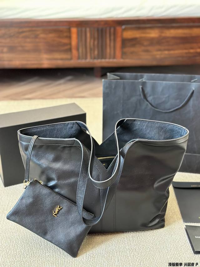 顶级原单 头层皮 Ysl 托特包 大tote感觉太温柔了简直 随意搭配都出彩#Ysi Ysl今年最亮眼的一款包包山 包身虽大，但却十分轻 盈，羊皮材质手感轻盈细