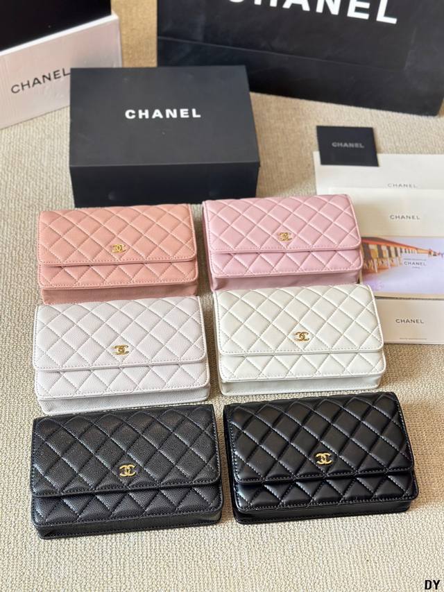 牛皮版本 Chanel Woc 发财包 小香牛皮最近好多明星都在背 Chanel 19 这款包是由老佛爷karl Lagerfeld 和 Chanel现任创意总