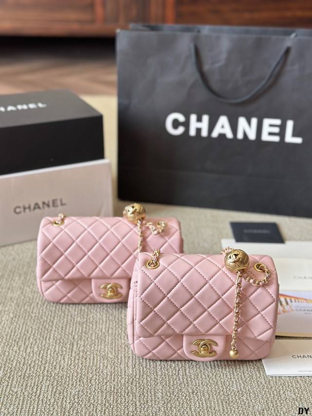 小羊皮 小羊皮香奶奶 金球方胖子 “New Arrival” 最美金球方胖子人间香奈儿 白富美小姐姐必备款 ■单独夸最让人挪不开眼 就是小金球了太高级~ 今年的 小羊皮 小羊皮香奶奶 金球方胖子 “New Arrival” 最美金球方胖子人间香奈儿 白富美小姐姐必备款 ■单独夸最让人挪不开眼 就是小金球了太高级~ 今年的