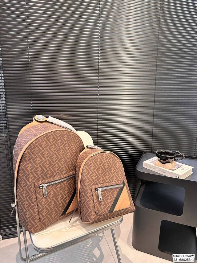 大号 小号 芬迪双肩 入秋了背上自己的fendi新背包出门走走，配色也太适合用于秋冬搭配啦还有一点新设计就是把肩带合变成手拎包又是一个好用的出街单品~#秋冬穿搭