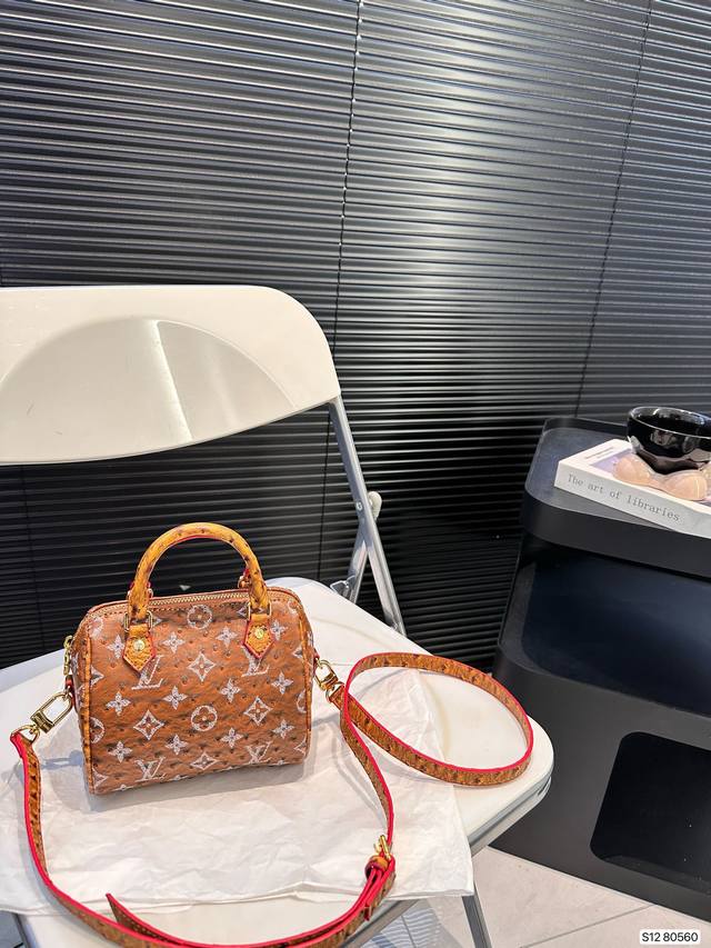 Lv鸵鸟纹枕头包 春夏秀款系列，这次lv的款太可了，男女都可以背的款 ，酷酷帅帅可可爱爱～尺寸：16 13 货号80560