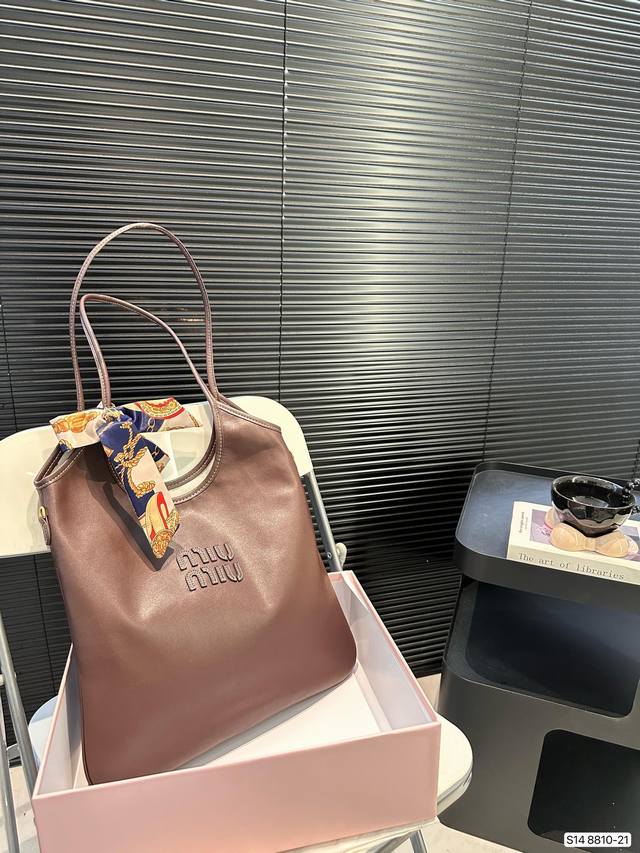 缪缪石楠木色托特包 Miumiu24Ss包包秋冬新款 Miumiu2024Ss秋冬季新款上市主打一个美拉德风秋冬氛围感拉满 尺寸:35 32 货号8810-21 缪缪石楠木色托特包 Miumiu24Ss包包秋冬新款 Miumiu2024Ss秋冬季新款上市主打一个美拉德风秋冬氛围感拉满 尺寸:35 32 货号8810-21