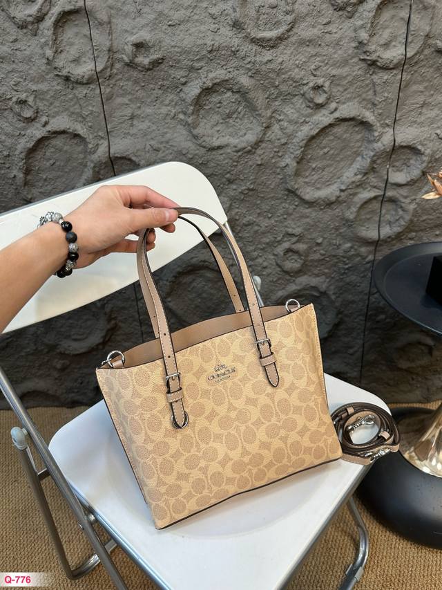 蔻驰托特包 奶茶色 单肩包斜挎包复古时 尚舒适与精致并存 简洁大方 却又不失小心机 轻松朾造优雅通勤穿搭 出街通勤最百搭的包包 尺寸 25.20Cm