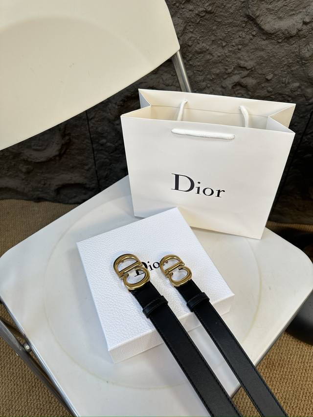 升级版 迪奥！！ 高版本！全钢头 腰带 嘿哈 原单牛皮全钢头皮带～热门款 皮带里面最火的啦～质量很好 全套包装！五金绝对不褪色 皮带头和专柜一样的哦～ 配礼盒手