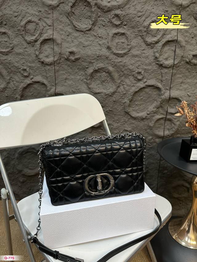 配折叠盒 迪奥dior Caro 新款大菱格 秋冬新款 结合典雅气质与现代风范,采用牛皮精心制作,搭配原创的绗缝效果超大藤格纹缉面线,枪色五金配饰,别具一格。翻 配折叠盒 迪奥dior Caro 新款大菱格 秋冬新款 结合典雅气质与现代风范,采用牛皮精心制作,搭配原创的绗缝效果超大藤格纹缉面线,枪色五金配饰,别具一格。翻