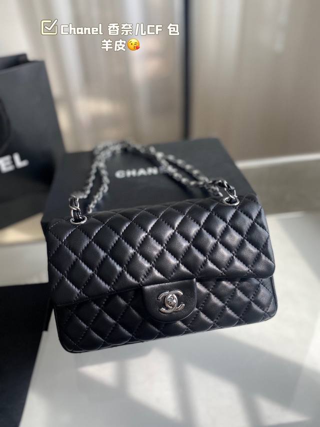 配折叠盒子 羊皮 Chanel 香奈儿cf 包 超火爆时尚单品 高版本 做工精细 进口五金 让你无论是夏天还是冬天都能背上它出门 是不是性价比超级高 随便凹造型