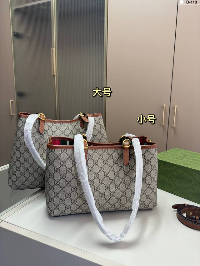 小 酷奇托特 Emblem 系列 这是一款比较大的托特 收纳大爱 真的不错哦很轻便很时髦性价比也高 D-113尺寸36×26 29×20折叠盒 小 酷奇托特 Emblem 系列 这是一款比较大的托特 收纳大爱 真的不错哦很轻便很时髦性价比也高 D-113尺寸36×26 29×20折叠盒