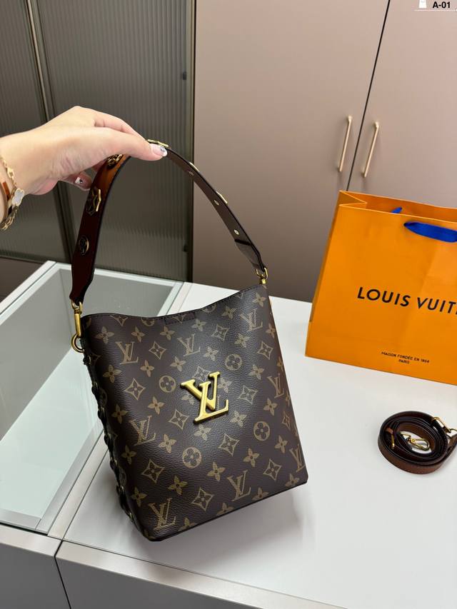 Lv路易斯威登le37水桶包 徽章手提极简风格 时尚大气 时髦毫不费力 任何风格轻松驾驭 A-01尺寸18.12.23配盒 Lv路易斯威登le37水桶包 徽章手提极简风格 时尚大气 时髦毫不费力 任何风格轻松驾驭 A-01尺寸18.12.23配盒