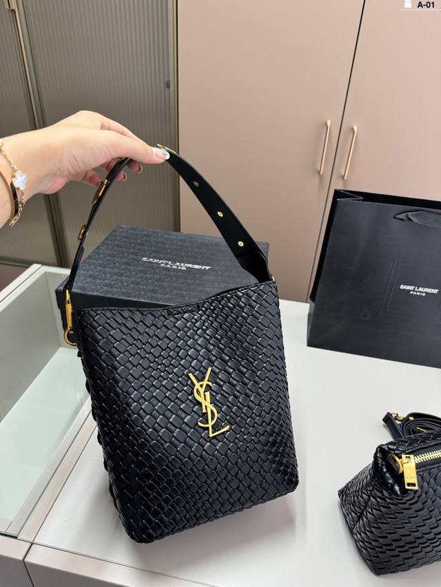 圣罗兰ysl Le37水桶包 徽章手提极简风格 时尚大气 时髦毫不费力 任何风格轻松驾驭 A-01尺寸18.12.23配盒