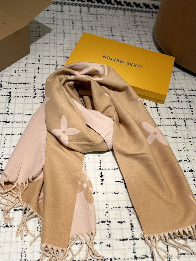 配盒 L家 百分百羊绒围巾 温柔可爱又暖和 是见过最好搭配的围巾 无敌好卖的一款 最最最最最经典！