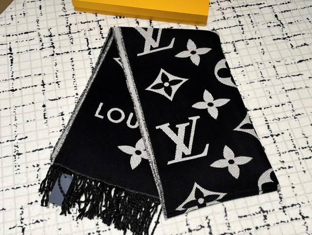 配盒 L家 百分百羊绒围巾 温柔可爱又暖和 是见过最好搭配的围巾 无敌好卖的一款 最最最最最经典！