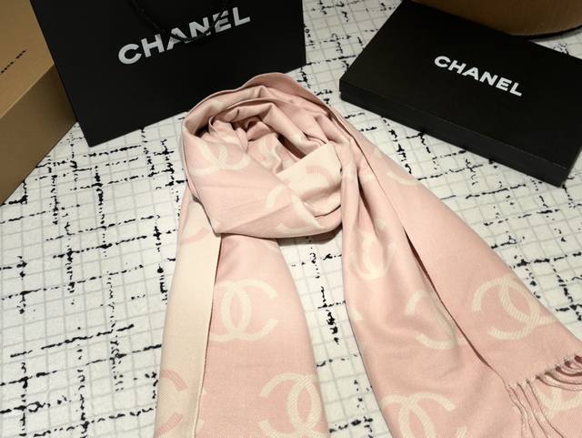 配盒 香奈儿chanel 围巾 真的相当的百搭，上身气质 Upup 上身效果气场非常强大！ 这款围巾的效果很特别，手感柔软成色有质感，面料厚实保暖，版型更是非常