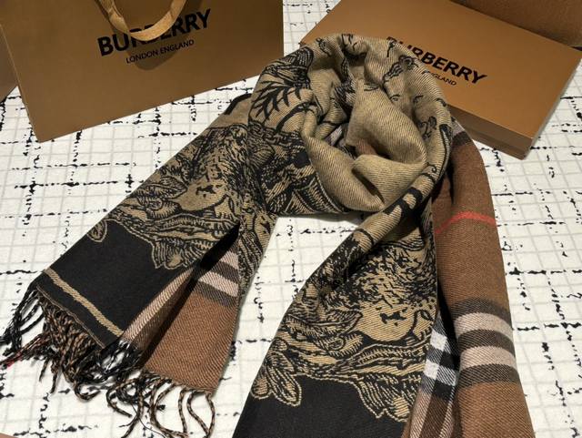配盒 巴宝莉 围巾 真的相当的百搭，上身气质 Upup 上身效果气场非常强大！ 这款围巾的效果很特别，手感柔软成色有质感，面料厚实保暖，版型更是非常有型